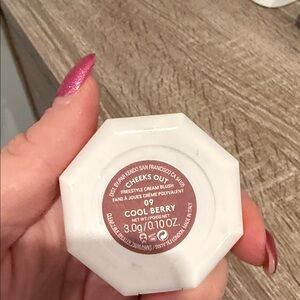 Fenty Beauty Cheeks Out Cream Blush - Cool Berry